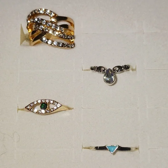 ⭐️Ring #4⭐️ 4.5 Size Rings. NWT. Silver colors, gold colors, faux diamonds. - Picture 7 of 16